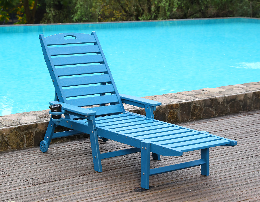 Chaise longue Adirondack au bord de la piscine en PEHD bleu prêt pour la plongée
